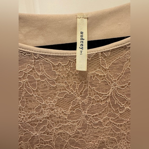 Lace mini dress with flared sleeves - nude - Picture 3 of 4